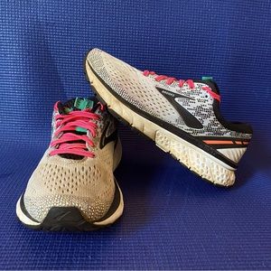 Brooks Ghost 11 Size 6 in White